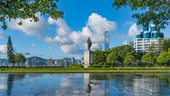 The 4.5 metres tall bronze statue of Dr. Sun is the prominent feature of the park and reinforces the cultural significance of the park.